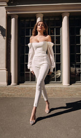 TRÄGERLOSER LANGÄRMELIGER JUMPSUIT IN WEISS